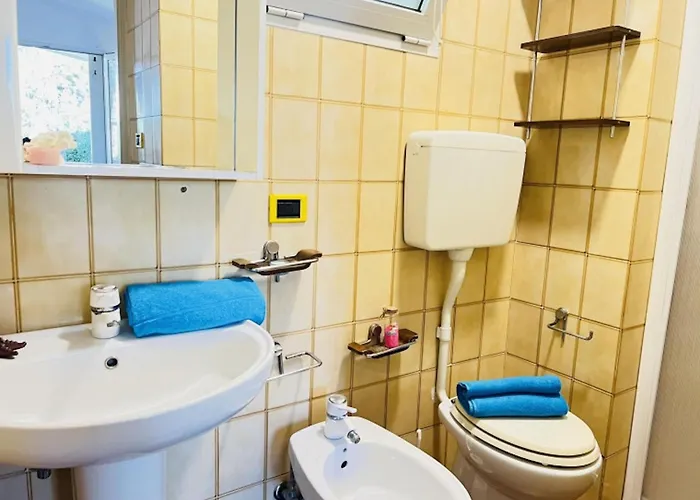 Lovely With Spacious Garden 比比翁