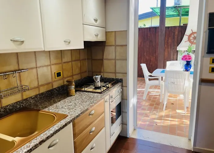 Lovely With Spacious Garden 比比翁